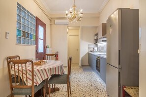 Réfrigérateur, four à micro-ondes, un four, surface de cuisson