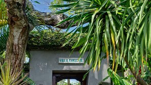A garden entrance with a sign reading "Villa Kakao."
