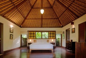 4 bedrooms, iron/ironing board, internet, bed sheets