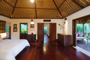 4 bedrooms, iron/ironing board, internet, bed sheets
