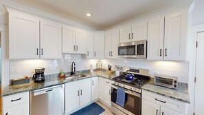 Fridge, microwave, oven, stovetop - Renovated 2B, In-unit Laundry, Longwood, 1st Flr (Brookline)