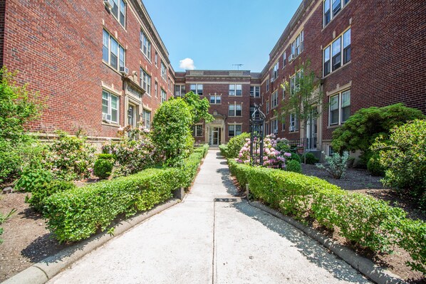 Exterior - Renovated 2B, In-unit Laundry, Longwood, 1st Flr (Brookline)