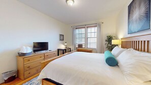 2 bedrooms, desk, iron/ironing board, travel cot - Renovated 2B, In-unit Laundry, Longwood, 1st Flr (Brookline)