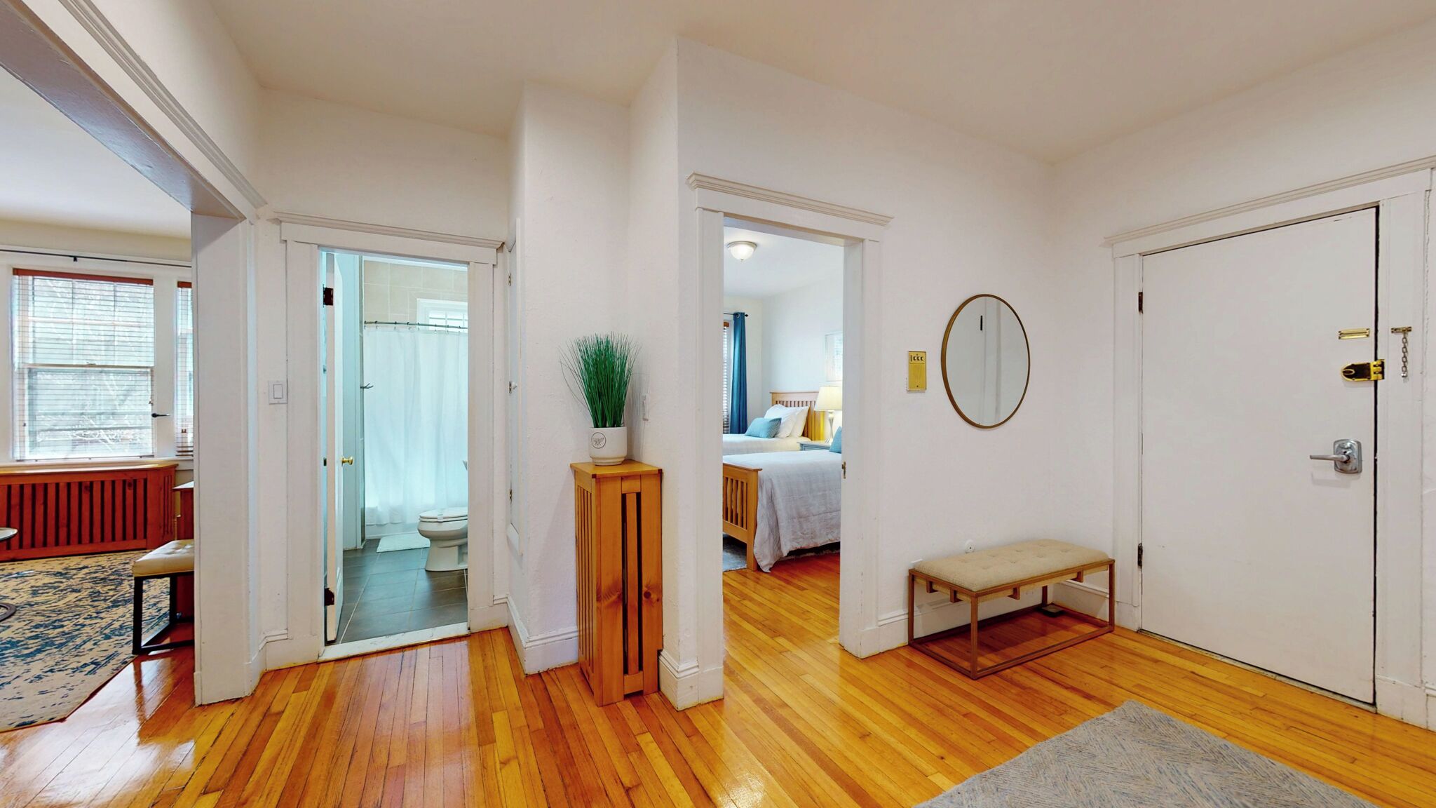 2 quartos, escrivaninha, ferros/tábuas de passar roupa, berço de viagem