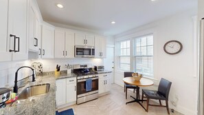 Fridge, microwave, oven, stovetop - Renovated 2B, In-unit Laundry, Longwood, 1st Flr (Brookline)