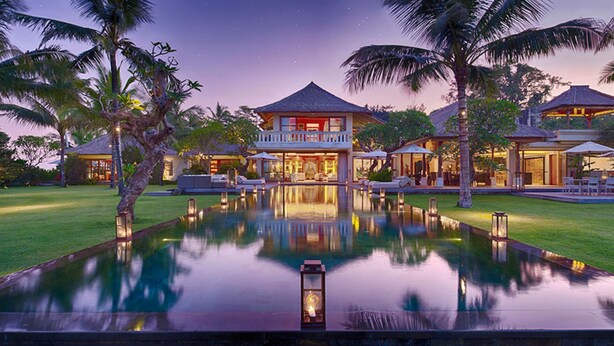 A luxurious resort with a large infinity pool, multiple villas with thatched roofs, and palm trees. - Elegant Estate with Private Pool - Bali Villa 1007 (Bali)