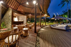 Outdoor dining - Luxury Stay with Private Pool - Bali Villa 1011 (Bali)