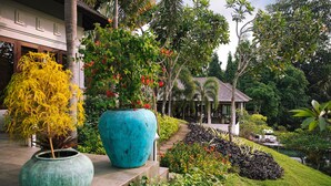 A garden pathway leading to a building with a covered patio area. - 5 Star Villa in Bali, Minutes from the Beach, Bali Villa 1026 (Bali)