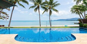 A swimming pool with a view of the beach and ocean. - Tawantok, Luxury Koh Samui Villa 1002 (Koh Samui)