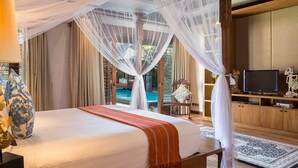 Une chambre avec un grand lit, une télévision et une vue sur une piscine.