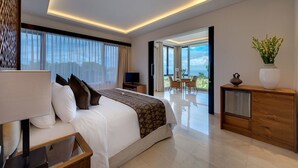 Ein modernes Hotelzimmer mit einem großen Bett, einem Schreibtisch, einem Fernseher und einem Balkon mit Blick.