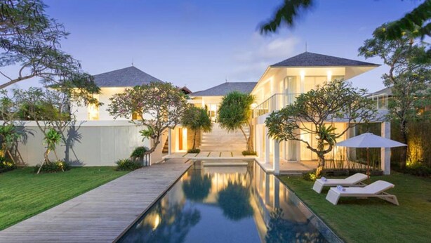 A modern house with a swimming pool, a wooden deck, and a well-maintained lawn. - Modern Beachside Escape with Private Pool – Bali Villa 1108 (Bali)