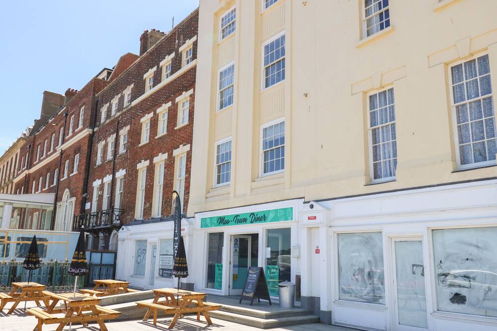 ROYAL QUARTERS, family friendly, country holiday cottage in Weymouth