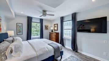 1 chambre, bureau, fer et planche à repasser, lit de bébé portatif