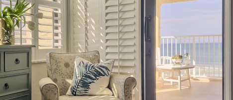 Smart TV, books, stereo