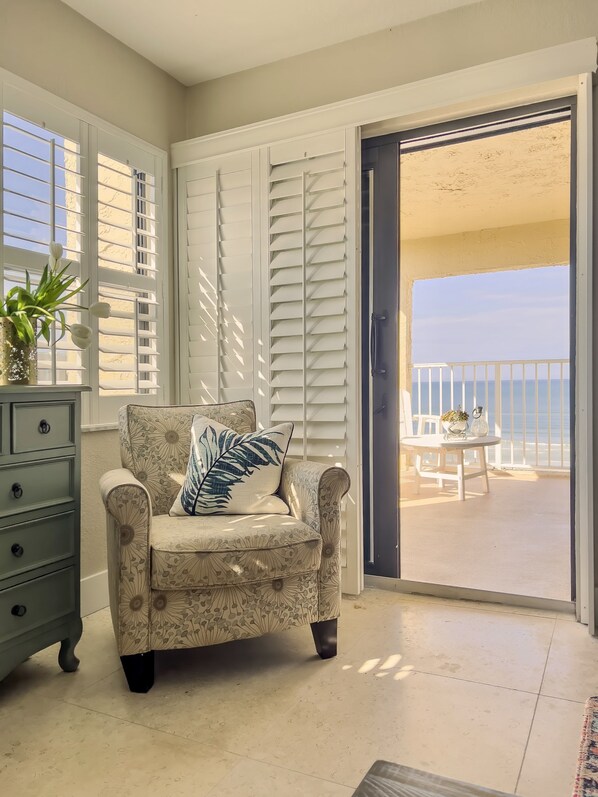 Smart TV, books, stereo