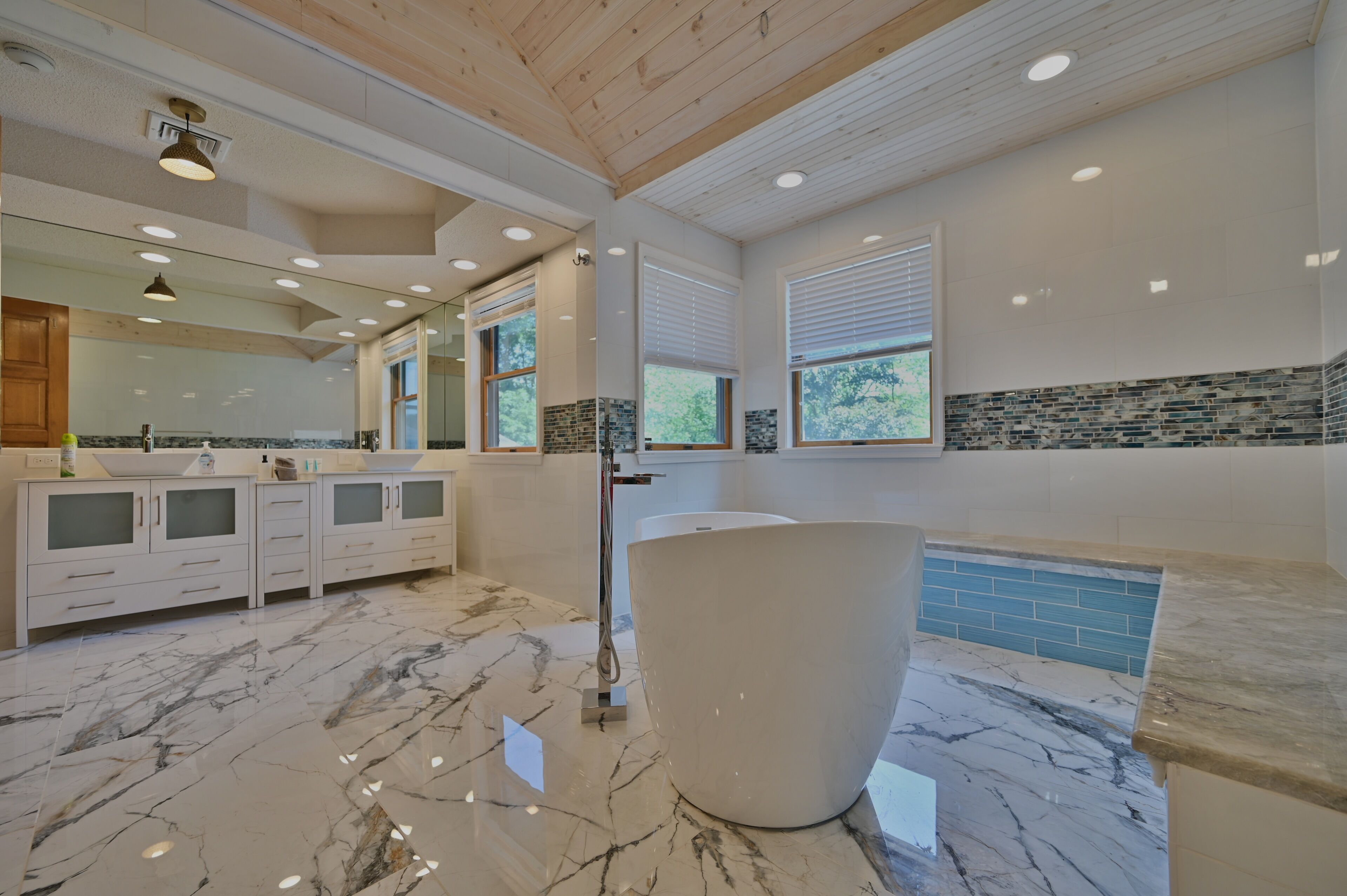 Luxury  Villa in the  heart of Poconos | Pool | Hot Tub | Sauna  Game Room