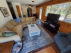 Smart-TV, DVD-spiller, bøker og filmbibliotek