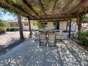 تناول الطعام بالخارج