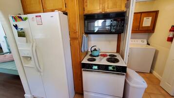 Køleskab, mikrobølgeovn, ovn, kogeplade