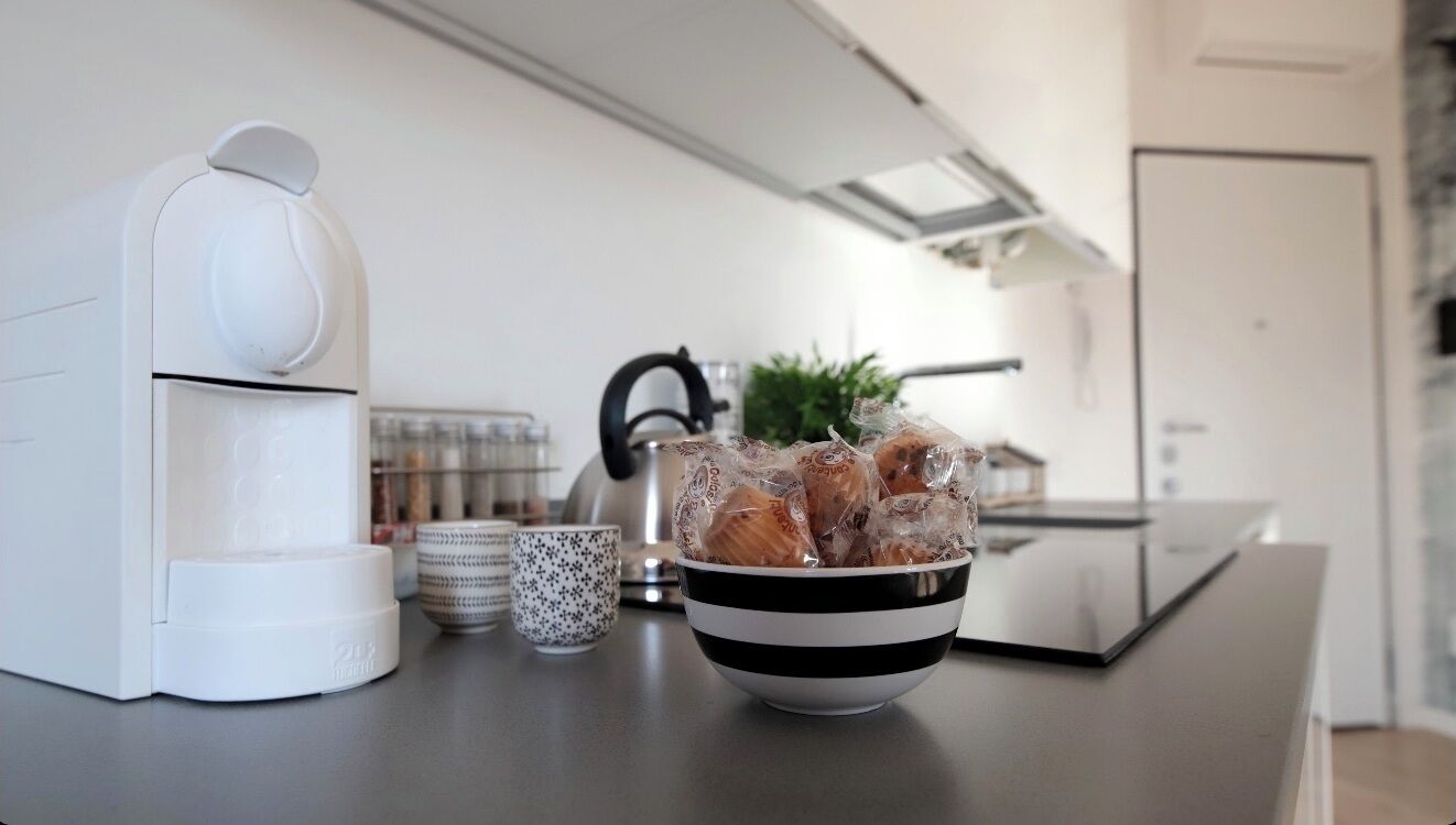 Een koffiezetapparaat/waterkoker, een koelkast, een microgolfoven