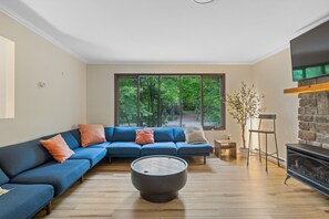 Televisión, chimenea, futbolito, estéreo
