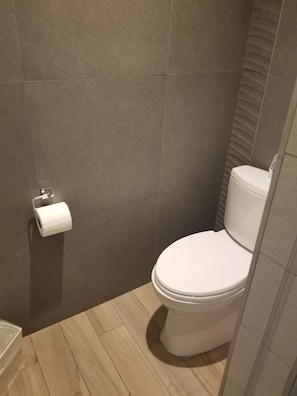 Serviettes fournies, savon, papier toilette