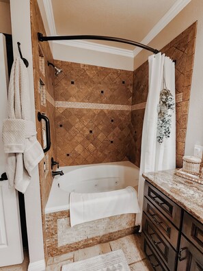 Combined shower/tub, jetted tub, hair dryer, towels