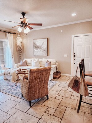 Smart TV, chimenea, reproductor de DVD