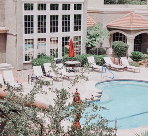 Una piscina al aire libre, una piscina climatizada