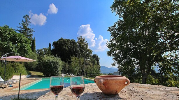A table with a bowl, two wine glasses, and several apples. - Farmhouse in Umbertide with Pool (Umbertide)