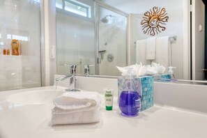 Shower, hair dryer, shampoo - Tropical Oasis at Indian Palms w/Pool/Spa, Mountain View, in Golf Resort: #050624 (Indio)