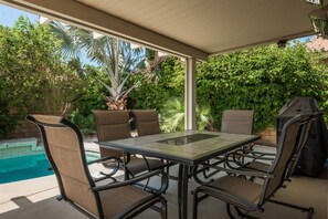Outdoor dining - Tropical Oasis at Indian Palms w/Pool/Spa, Mountain View, in Golf Resort: #050624 (Indio)