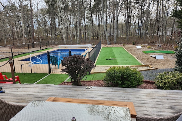 Pool-Bocce-Corn Hole, & Putting Green !