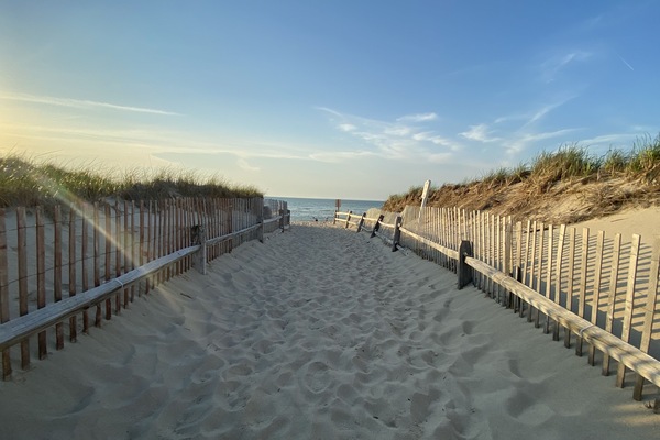 Na praia, espreguiçadeiras, toalhas de praia