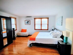 4 bedrooms, desk, iron/ironing board, free WiFi