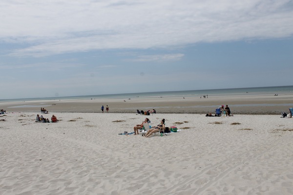 Na praia, espreguiçadeiras, toalhas de praia