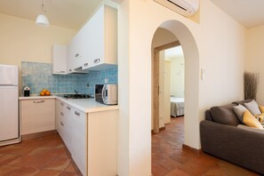 Kühlschrank, Mikrowelle, Geschirrspüler, Hochstuhl