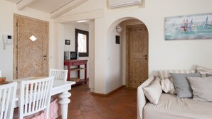 Un interior acogedor con comedor, cocina y sala de estar.