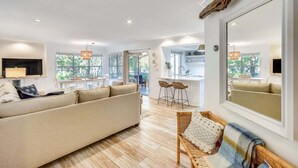 Smart TV - ⭐Screened Porch- Beach Access-Lush Landscaping & Pools-Blue Willow Cottage⭐ (Destin)