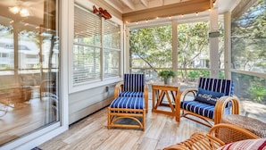 Terrace/patio - ⭐Screened Porch- Beach Access-Lush Landscaping & Pools-Blue Willow Cottage⭐ (Destin)