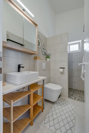 Een douche, een haardroger, handdoeken, zeep
