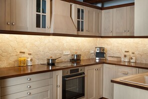 Fridge, microwave, oven, stovetop - Villa Emprosneros with Pool (Εμπρόσνερος)