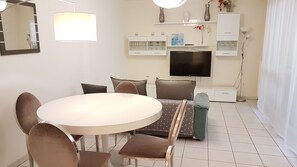 Dining - Comfortable 70 m2 apartment with terrace in Lyon (Vénissieux)