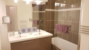 Combined shower/bathtub, hair dryer, towels, soap - Comfortable 70 m2 apartment with terrace in Lyon (Vénissieux)