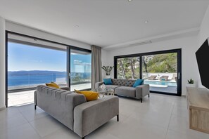 TV - 5* Villa Melody in Bast (Bast)
