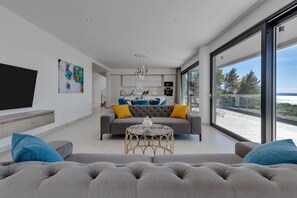 TV - 5* Villa Melody in Bast (Bast)