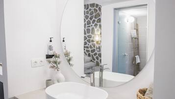 Superior Double Room | Bathroom | Shower, rainfall showerhead, hair dryer, towels