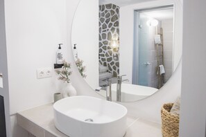 Superior tweepersoonskamer | Badkamer | Een douche, een regendouche, een haardroger, handdoeken