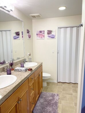 Shower, hair dryer, towels, soap - Private room with private bathroom near UCI
(Irvine)